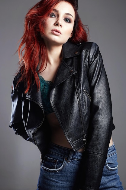 Mujer joven con cabello de color rojo