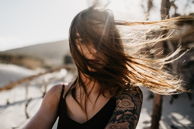 Mujer joven con cabello largo en la playa