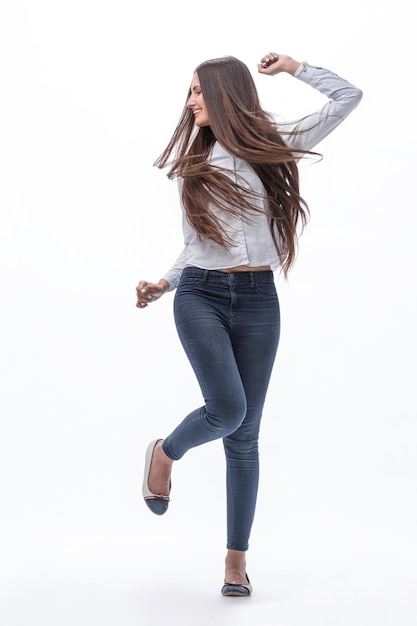 Mujer joven con cabello largo posando para la cámara aislada en blanco