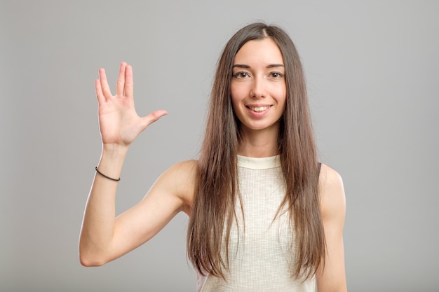 Mujer joven con cabello largo en un traje casual