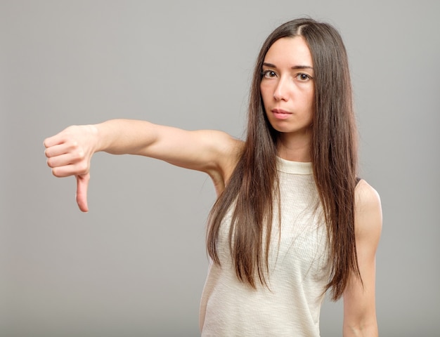 Mujer joven con cabello largo en un traje casual