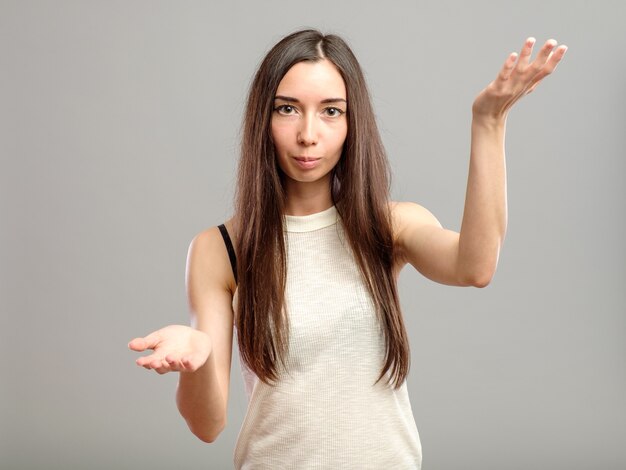 Mujer joven con cabello largo en un traje casual