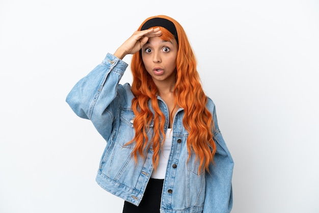 Foto mujer joven con cabello naranja aislado sobre fondo blanco se ha dado cuenta de algo y tiene la intención de la solución