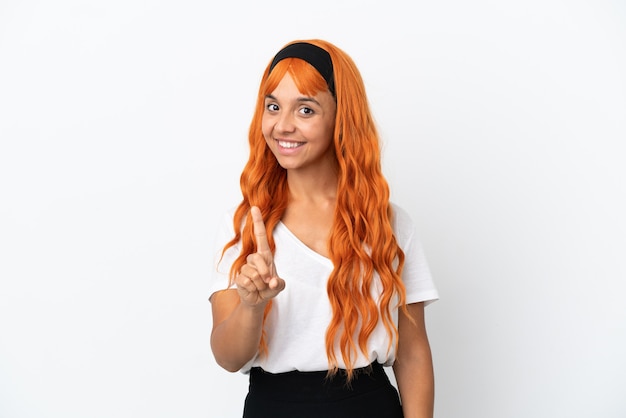 Mujer joven con cabello naranja aislado sobre fondo blanco mostrando y levantando un dedo