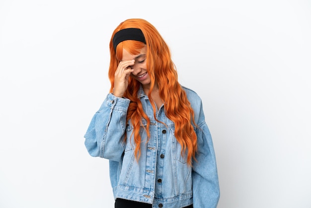 Mujer joven con cabello naranja aislado sobre fondo blanco riendo