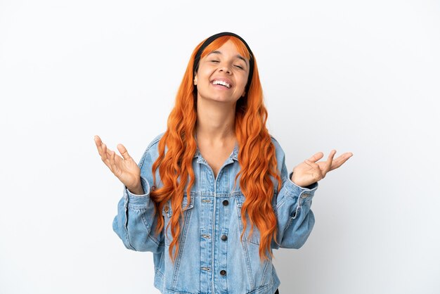 Mujer joven con cabello naranja aislado sobre fondo blanco sonriendo mucho