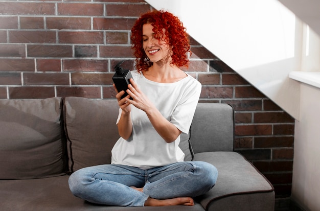 Mujer joven con el cabello rizado