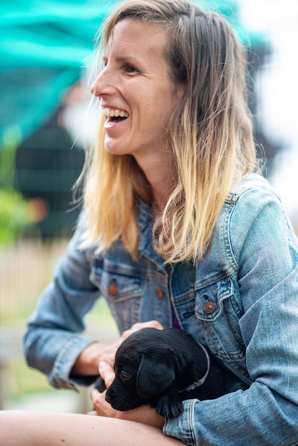 Mujer joven con cachorro labrador