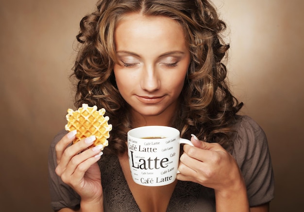 Mujer joven con un café aromático