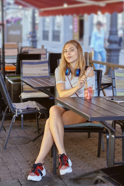 Mujer joven en un café de la calle.