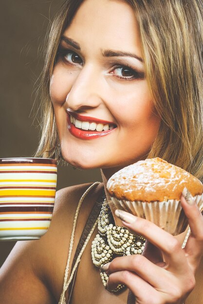 Mujer joven con café y galletas