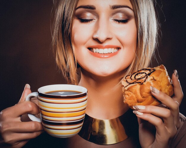 Mujer joven con café y galletas