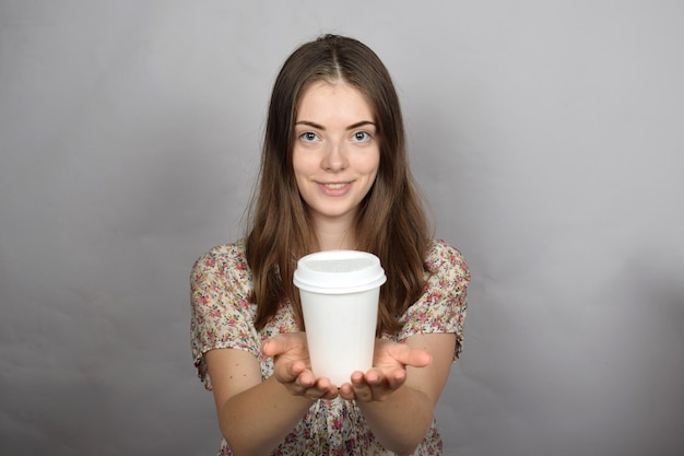 Mujer joven con café en sus manos