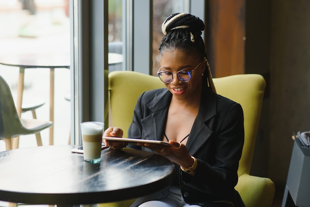 Mujer joven en un café con una tableta