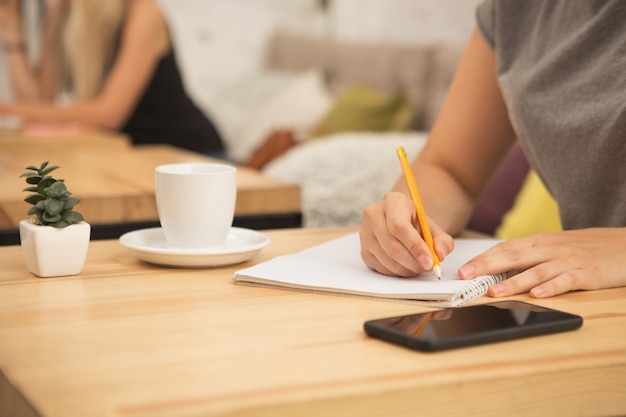 Mujer joven en la cafetería