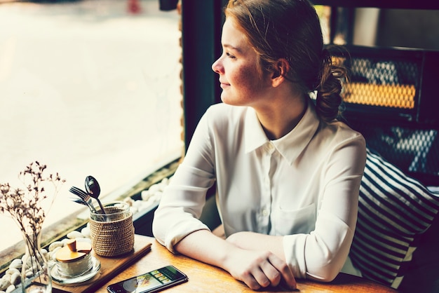 Mujer joven en una cafetería