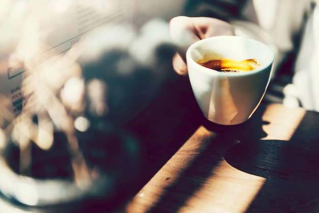 Mujer joven en una cafetería