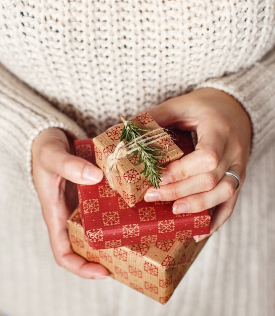 Mujer joven, con, cajas de regalo, en, manos, cicatrizarse