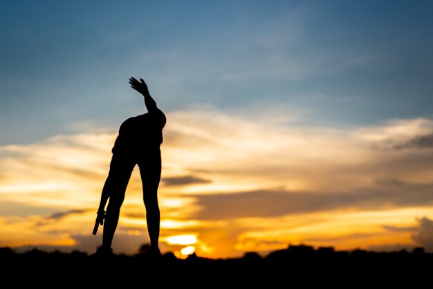 Mujer joven calentando al aire libre en el parque