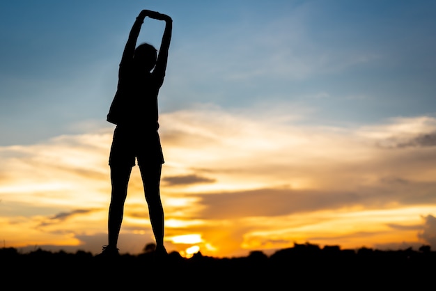 Foto mujer joven calentando al aire libre en el parque