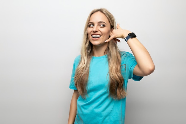 mujer joven, de, un, call center, en, un, fondo blanco