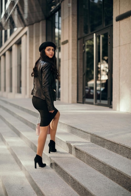 Mujer joven en las calles de la ciudad