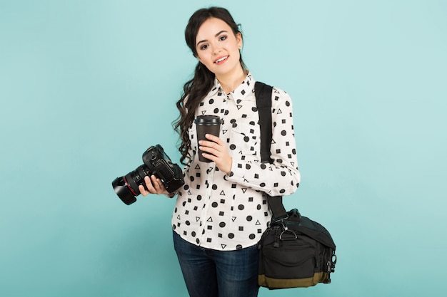 Mujer joven con cámara y café