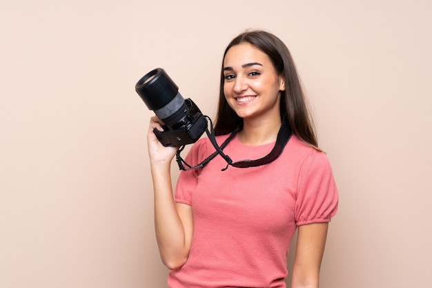 Mujer joven con una cámara profesional