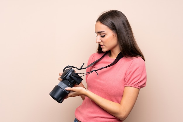 Mujer joven con una cámara profesional