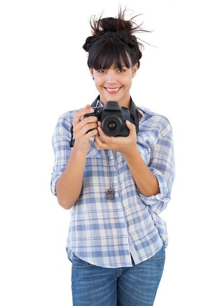 Mujer joven con cámara para tomar fotos