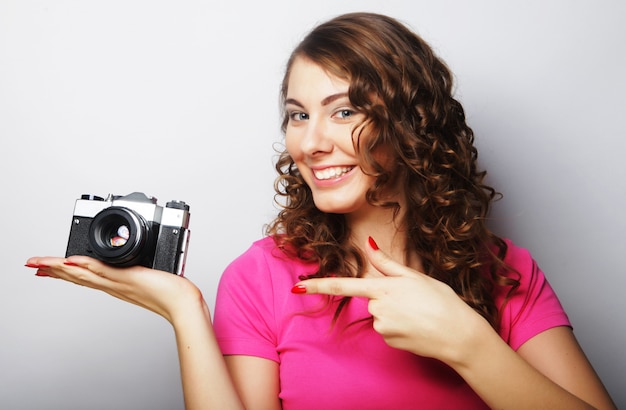 Mujer joven con cámara vintage