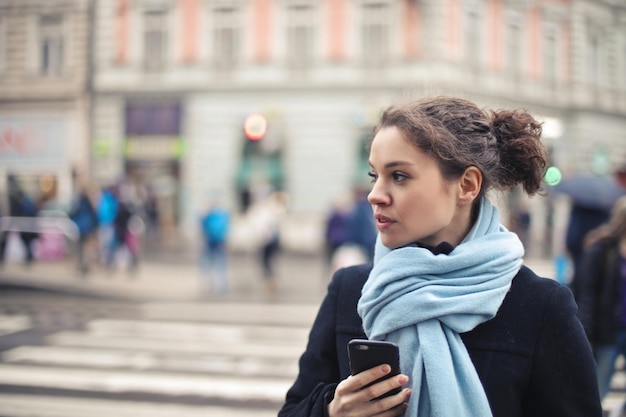 mujer joven camina por la calle