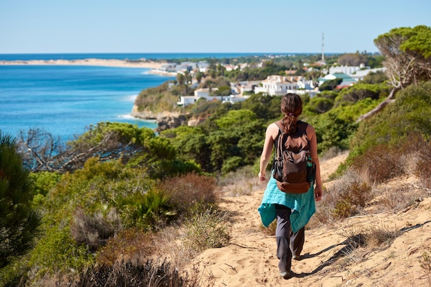 Una mujer joven caminando a Los Caños de la Meca un pueblo costero ubicado en la provincia de Cádiz Andalucía España