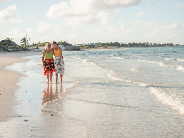 Mujer joven caminando por la costa del Océano Atlántico