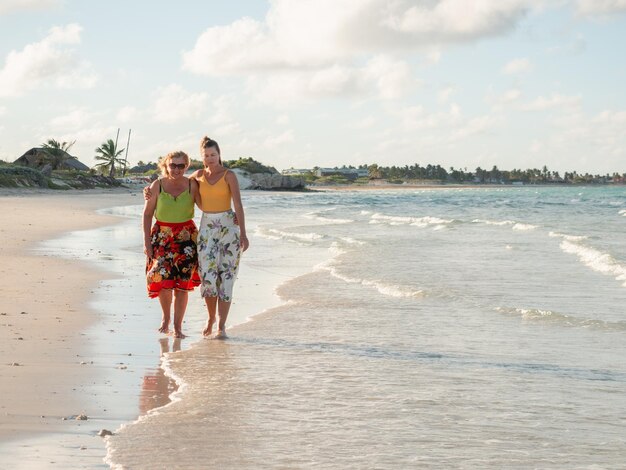 Mujer joven caminando por la costa del Océano Atlántico