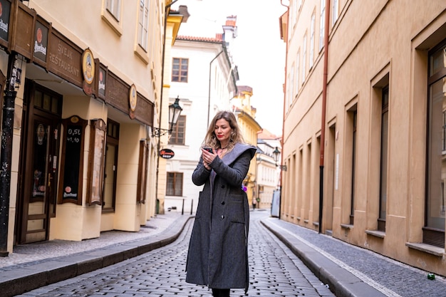 Una mujer joven caminando por Praga, las calles del casco antiguo