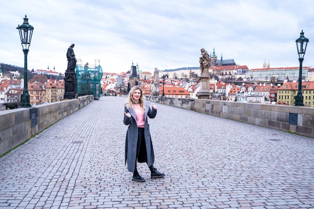 Una mujer joven caminando por Praga, las calles del casco antiguo