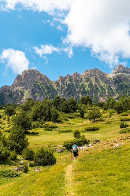 Una mujer joven en la caminata subiendo la montaña hasta el arco de Piedrafita Alto Gallego Huesca Aragón