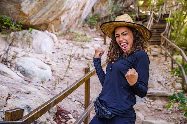 Foto mujer joven en camino celebrando. sí