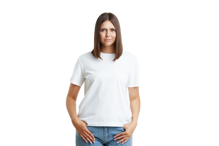 Foto mujer joven con camisa blanca aislada. foto de alta calidad