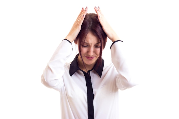 mujer joven, en, camisa blanca, y, con, ponytail, blanco, plano de fondo, en, estudio