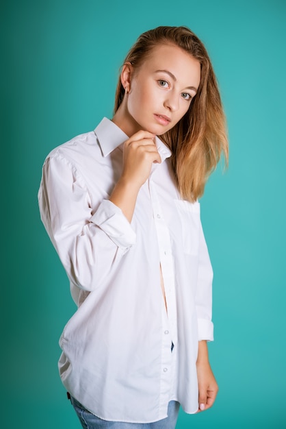 Mujer joven, en, camisa blanca, posar