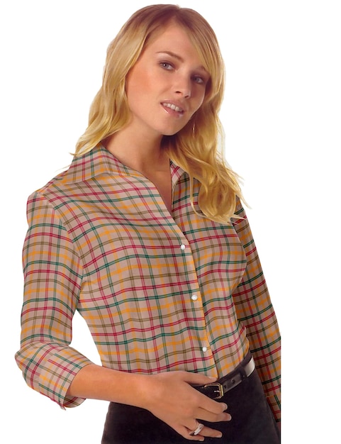 Mujer joven con camisa de gingham