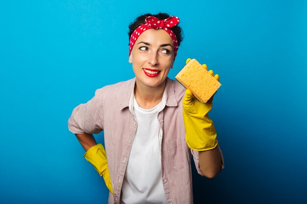 Mujer joven en camisa con guantes de limpieza