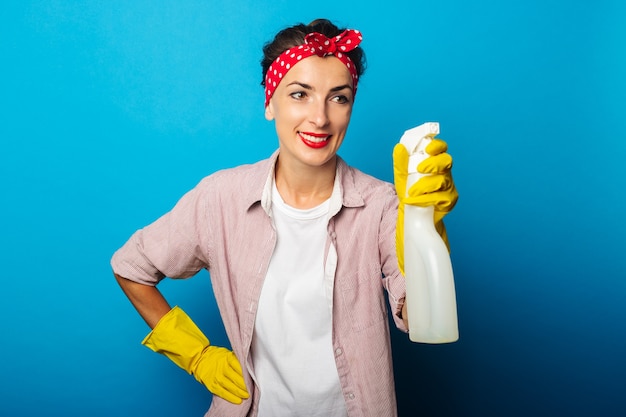 Mujer joven en camisa con guantes de limpieza