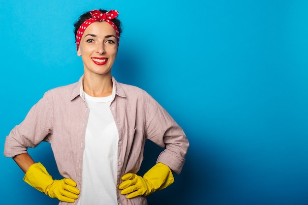 Mujer joven en camisa con guantes de limpieza