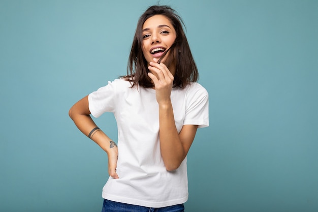 Mujer joven en camiseta blanca casual