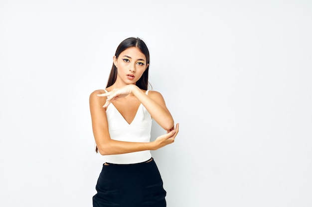 Mujer joven camiseta blanca mano gestos encanto aislado fondo inalterado