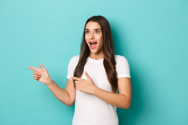 Mujer joven, en, camiseta blanca, posar