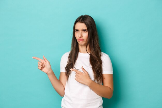 Mujer joven, en, camiseta blanca, posar